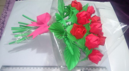 Arreglo que consta de 12 rosas envueltas en plástico y con un pequeño moño.